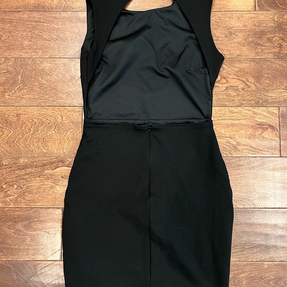 Lulu’s backless little black dress - Picture 2 of 3